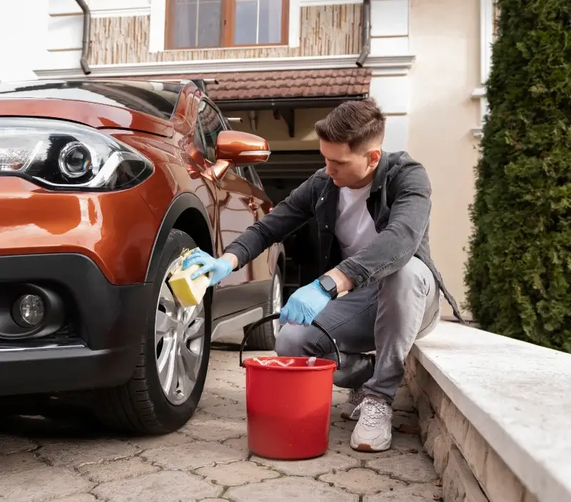 Lavage auto à domicile Bouquemaison : professionnel intervenant sur un véhicule